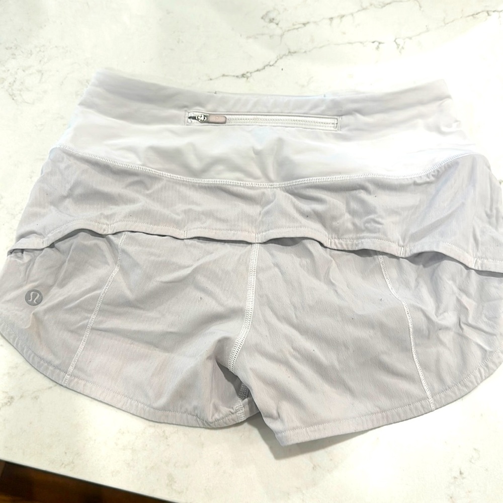 Lululemon white shorts speed up Size 2